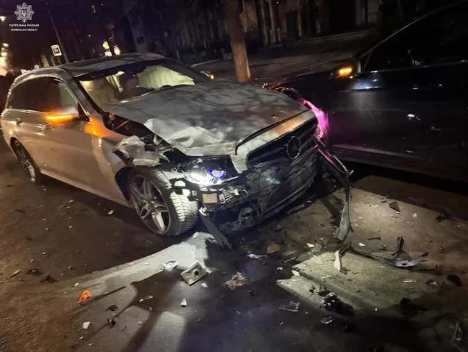Автівки – вщент: подробиці подвійної аварії у центрі Луцька (фото)