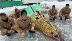 🐉 Цегла, сніг та вугілля: волинські в'язні зліпили міфічну істоту (фото)