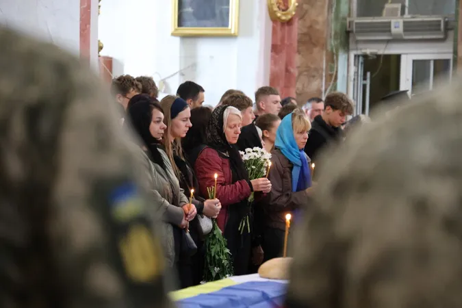 Луцьк навколішки прощався з трьома загиблими захисниками Русланом Новосадом, Владиславом Павлюком та Анатолієм Дячуком