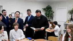 Учні 10 класів навчатимуться за новими підручниками з географії, які закупили корейці