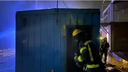 У передноворічну ніч в Нововолинську загорівся будівельний вагончик (фото, відео)