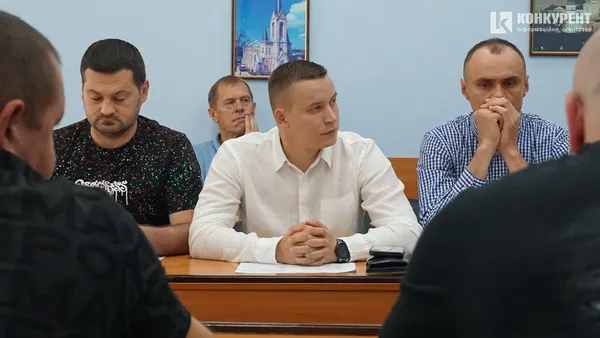 Роман Кравчук (посередині)