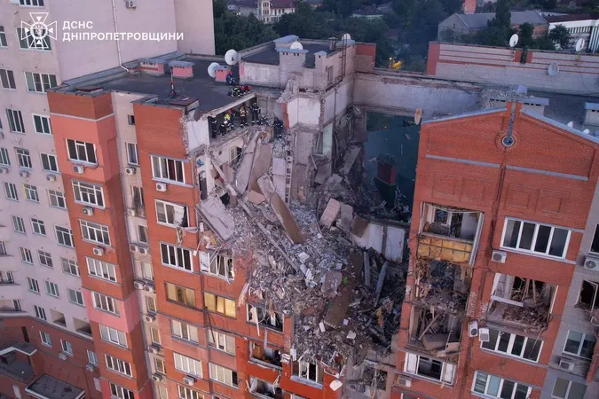 У Дніпрі ворог вдарив по багатоповерхівці – є жертви (фото)