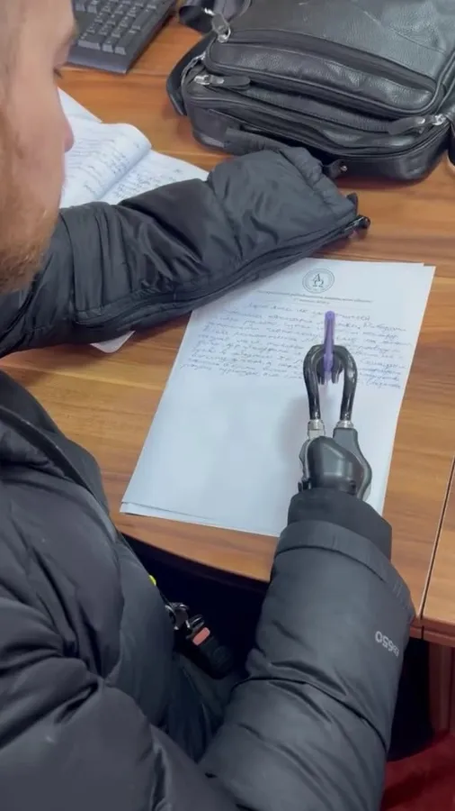 «Навчитися жити без рук – це складно»: історія художника і студента Волинської православної богословської академії (фото)