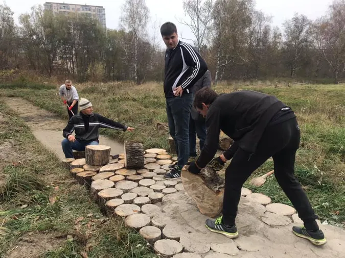 До молодіжного центру Луцька проклали стежку з дерева (фото)