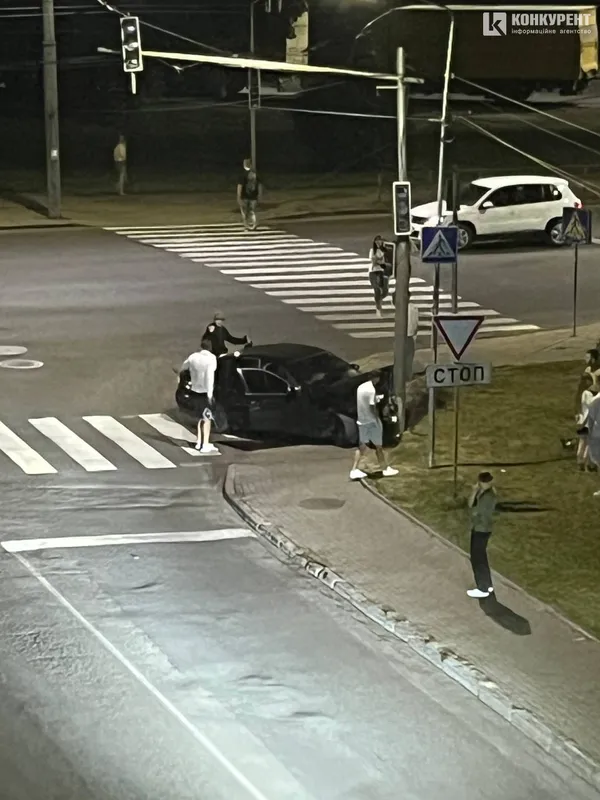 У Луцьку – ДТП на перехресті: BMW влетіло в стовп (відео)