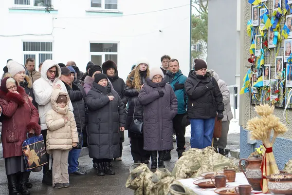 У Володимирі накрили символічний різдвяний стіл для полонених та зниклих безвісти (фото)