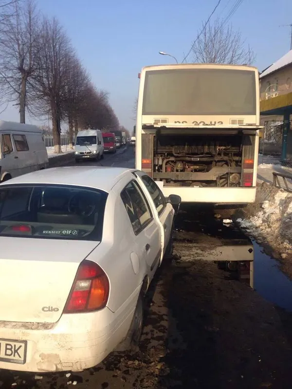 Автобус «Кромберга» в Луцьку залив дорогу маслом: хто прибиратиме