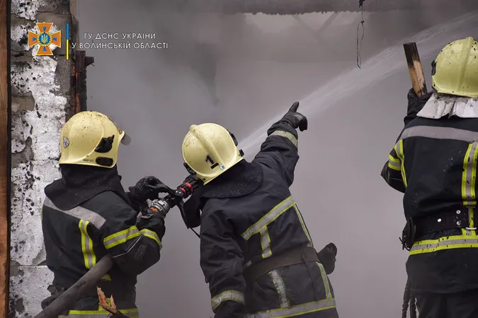 Неподалік Луцька пожежу гасили 15 рятувальників (фото, відео)