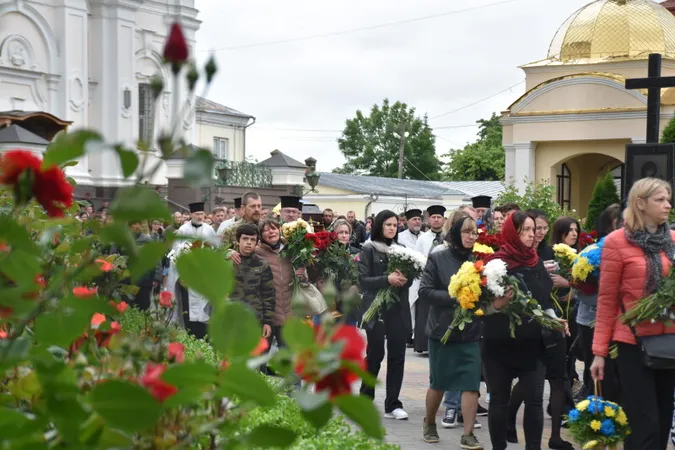 У Луцьку попрощалися з полеглим офіцером-розвідником Віталієм Петруком (фото)