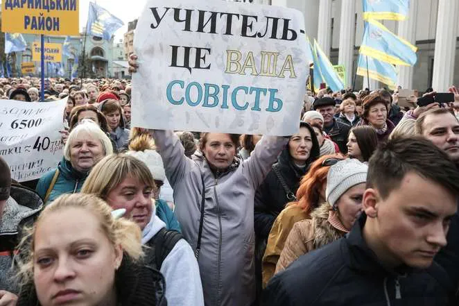 Уряд призупинив постанову про збільшення зарплати вчителям