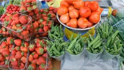 Ягоди – на вагу золота: продавці на ринку біля супермаркету «Торба» у Луцьку шокують цінами (відео)