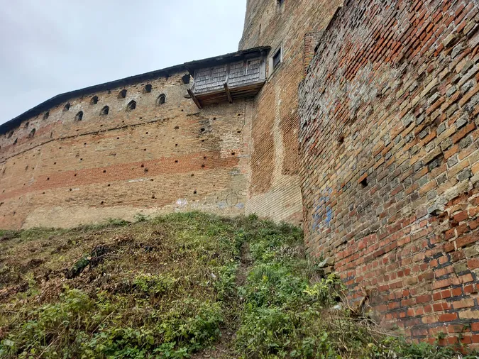 Вандали зіпсували стіни Луцького замку: що кажуть у заповіднику (фото)