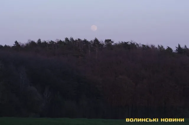 Якою на Волині побачили Суперповню або Рожевий Місяць (фото)