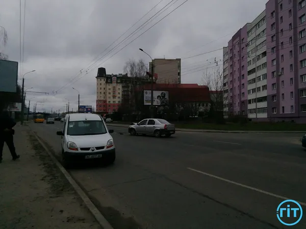 Небезпечний маневр: на Конякіна в Луцьку Renault в'їхав у Dacia (фото)