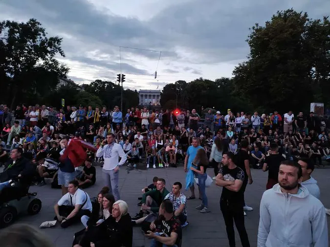 Зі сльозами та під «Червону руту»: з’явилося відео, як лучани вболівали за збірну України