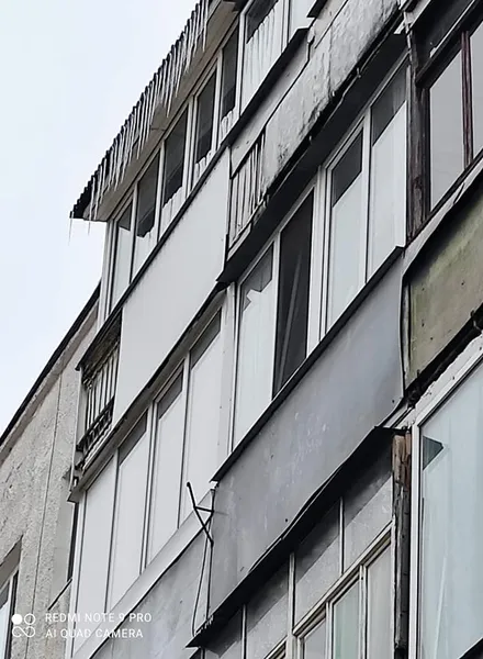 Лучанка з дитиною ледь ухилилася від небезпечної бурульки з даху (фото)