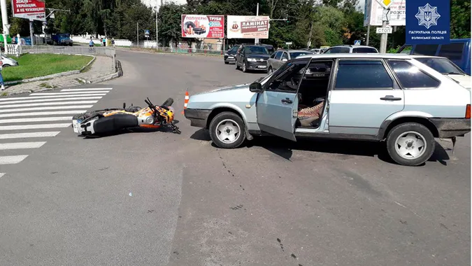 У Луцьку на Шевченка легковик влетів у мотоцикл