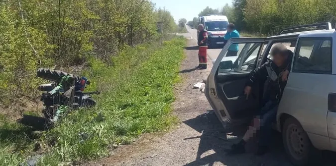 На Волині ВАЗ зніс з дороги тракторець (фото)