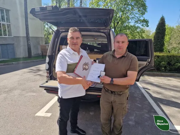 Волинські лісівники з латвійськими партнерами передали ще чотири авто на передову (фото)