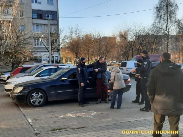 Два наряди поліції намагалися затримати чоловіка без маски на очах дитини, яка плакала