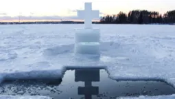 Відомі волиняни показали, як пірнали в ополонки на Водохреще (фото)