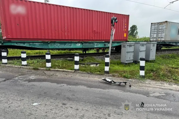 Загинув 19-річний водій: на Волині вантажний потяг розчавив легковик (фото)