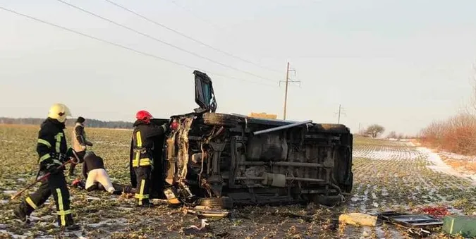 На Волині бус злетів у кювет, перекинувся і ледь не загорівся (фото)