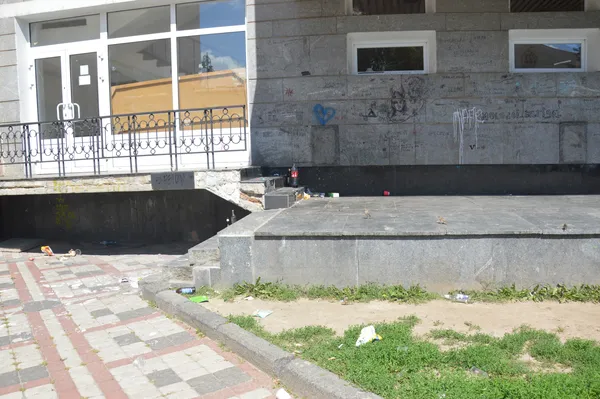 У Луцьку під стінами театру розвели свинство і матюкають театралів (ФОТО)
