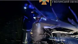 Повалені дерева на дорозі: на Волині вирувала негода (фото, відео)