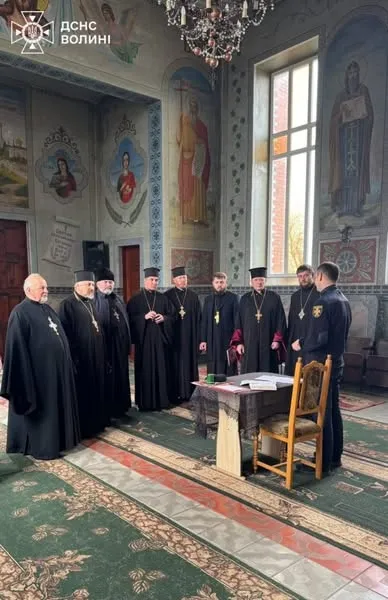 На Волині рятувальники вчили священників користуватися вогнегасниками (фото)