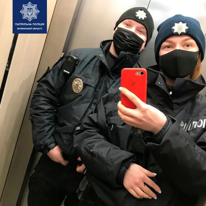 Лежав у снігу і не міг рухатися: патрульні врятували чоловіка в Луцьку