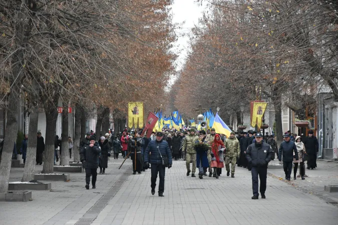 Хрест зі свічок і панахида: лучани вшанували жертв голодоморів (фото)
