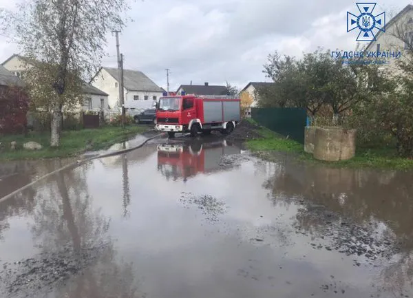 На Ковельщині через дощі затопило під'їзди та двори (фото, відео)