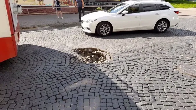 Тролейбус потрапив в пастку: у центрі Луцька утворилось провалля (фото)