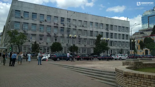У Києві чоловік взяв у заручники банкіра у торговому центрі: погрожує вибухом