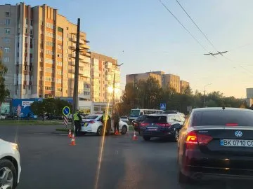 Рух ускладнений: у Луцьку біля «Глобуса» зіткнулися Mercedes та Renault (фото)