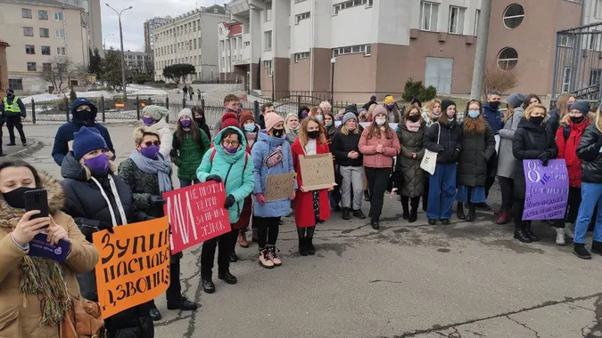 У Луцьку пів сотні людей вийшли на Марш жінок проти насильства (фото)