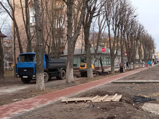 Роблять сквер і бордюри: що коїться на проспекті Волі у Луцьку (фото)