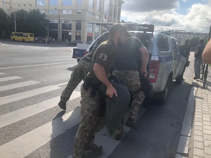 У Луцьку невідомий взяв у заручники пасажирів автобуса і погрожує підірвати (фото)