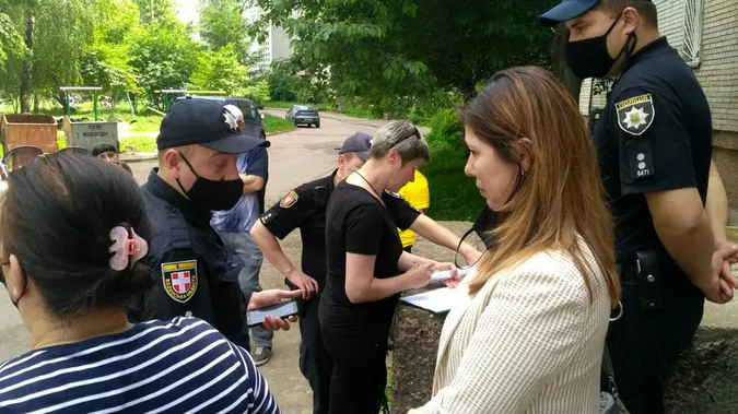 Новий торгово-офісний центр на Молоді в Луцьку затулив вікна житлового будинку (фото, відео)