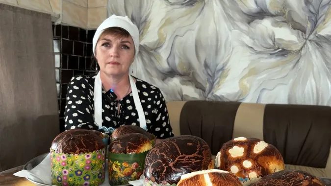 Прикордонниця з Волині випікає паски за старовинним рецептом бабусі (фото, відео)