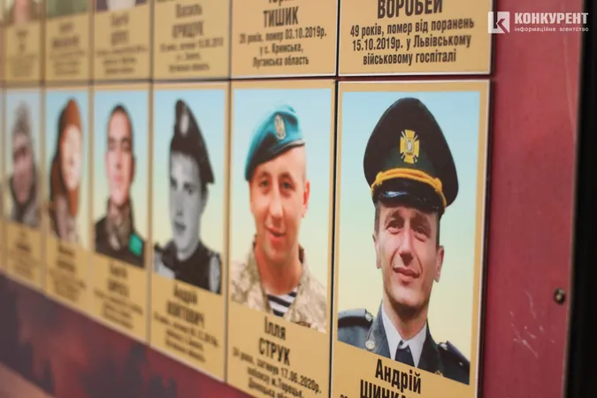 Квіти та сотні людей: у Луцьку вшанували пам'ять героїв Небесної Сотні (фото, відео)