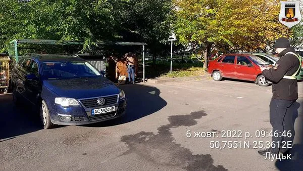 У Луцьку через паркохамів комунальники не можуть вивезти сміття (фото)
