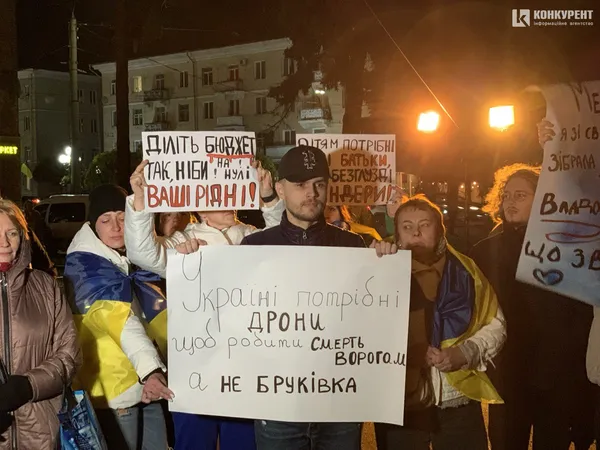 «Діти донатять, а влада кладе...»: у Луцьку знову акція проти витрат мерії (фото)