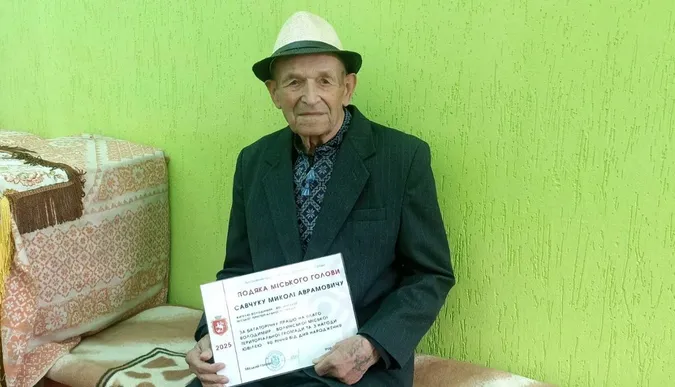 Пів століття праці, любов до пісні й пасіки: у Володимирі вшанували ювіляра-довгожителя