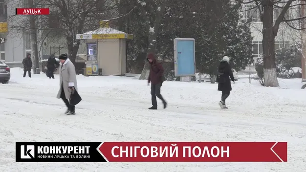 «Швидка» в заметі та нерозчищені дороги: що наробили на Волині сильні хуртовини (відео)