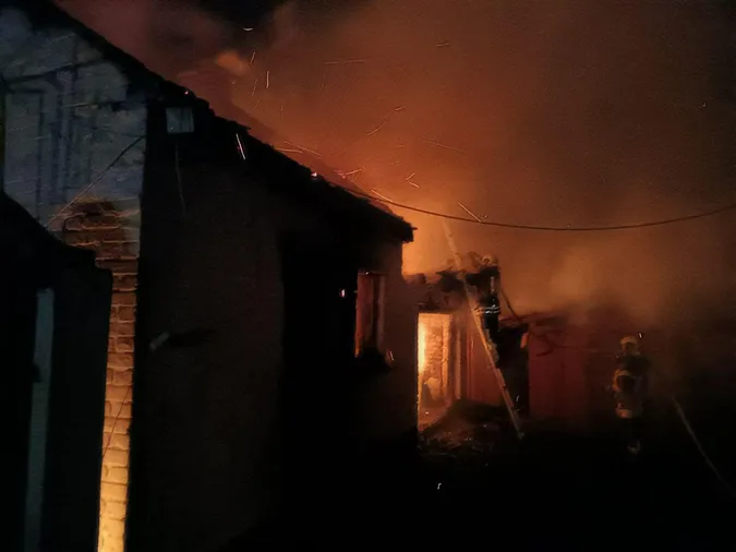 У Володимирському районі вночі горіла літня кухня (фото)