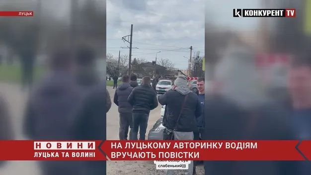 У Луцьку водієві елітного позашляховика вручили повістку (відео)