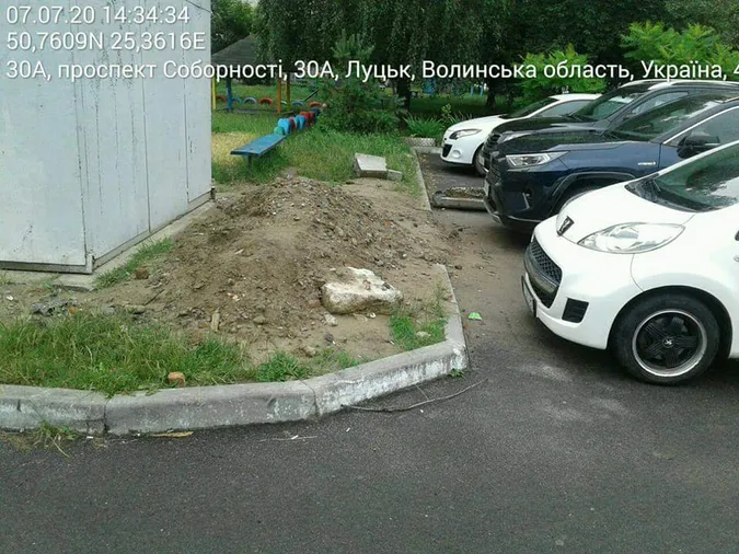 Голову луцького ОСББ та «Луцьктепло» змусили поприбирати після ремонтних робіт